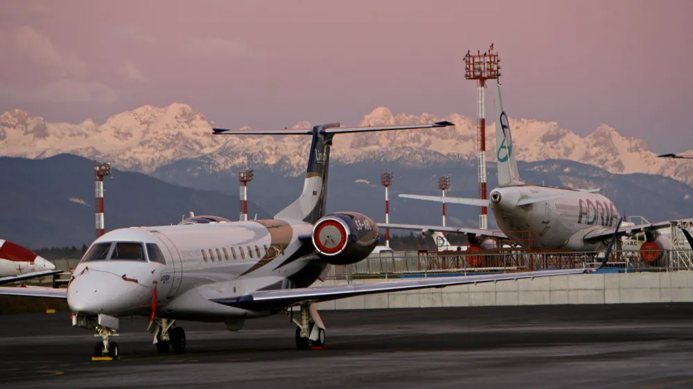 desno letalo flote Adria Airways<br><br><br>Aerodrom Ljubljana - Letališče Jožeta Pučnika Brnik - ilustrativna fotografija - letalo//FOTO: Tomaž Skale