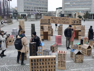 - simbolična fotografija - nepremičninski trg  pravica do stanovanja  stanovanjska politika - nepremičnine  najemnine - 27.01.2020 - Akcija gibanja Kje bomo pa jutri spali? in Kvadratni meter - simbolični performans - postavili kartonasto naselje, s katerim so opozorilina trenutno delovanje in stanje nepremičninskega trga, //FOTO: Jaka Gasar