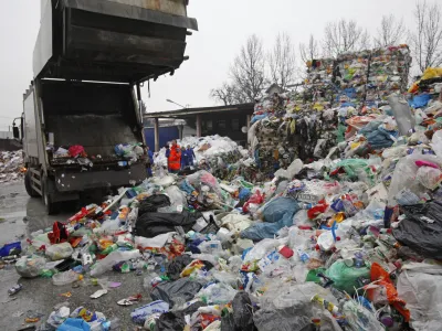 - Papir servis d.o.o. družba za ravnanje z odpadki, Pod ježami 3, reciklaža - plastika - plastenke ///FOTO: Luka Cjuha