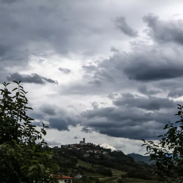 - simbolična fotografija - vremenska slika, neurje, nevihta, nevihtni oblaki, - 07.06.2022 – Goriška Brda – delovni naslov » Strah pred točo «  //FOTO: Luka CjuhaOPOMBA: REPORTAŽA ZA OBJEKTIV 2022