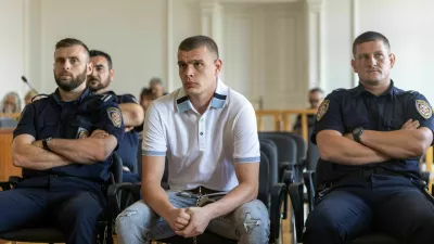 Bivši policist Marko Smažil se brani obtožbe, da je septembra lani v svojem stanovanju ubil študentko prava Mihaelo Berak, s katero sta bila v krajšem razmerju. 