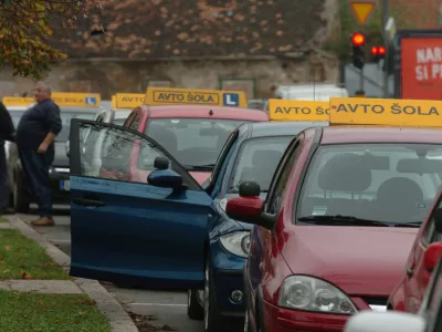 Avto šola - avtošola - vozila avtošol pri izpitnem centru na Roški cesti, //FOTO: Luka CjuhaOPOMBA: ZA OBJAVO V ČASOPISU DNEVNIK