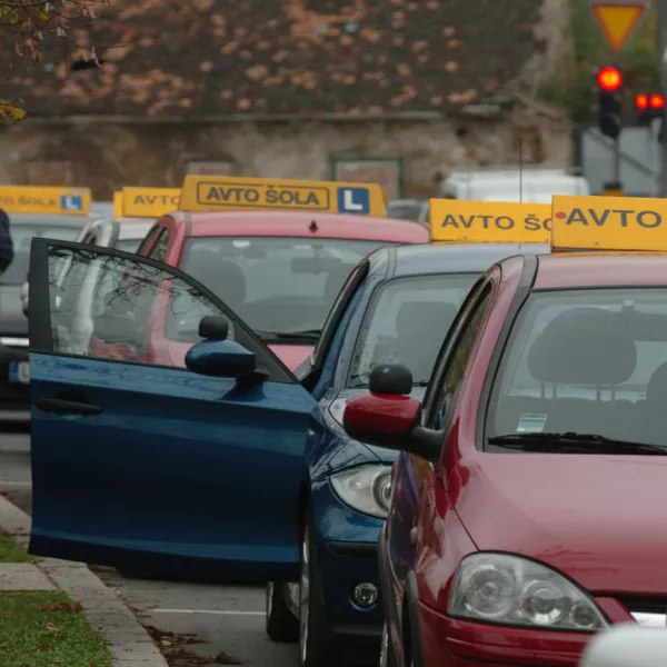 Avto šola - avtošola - vozila avtošol pri izpitnem centru na Roški cesti, //FOTO: Luka CjuhaOPOMBA: ZA OBJAVO V ČASOPISU DNEVNIK