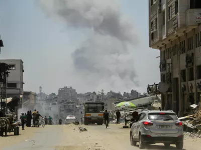 Smoke rises following Israeli strikes that hit a residential building and destroyed shops at Gaza's Old City market, amid the Israel-Hamas conflict, in Gaza City July 4, 2024. REUTERS/Mahmoud Issa