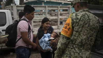 Mehika, Tulum.Mehika se pripravlja na orkan Beryl, ki bo dosegel vzhodno obalo polotoka Jukatan. Lokalne mehiske oblasti so postavile zavetisca za domacine in turiste, ljudem pa delijo hrano in vodo.Druzina v odhodu v zasilno zatocisce.