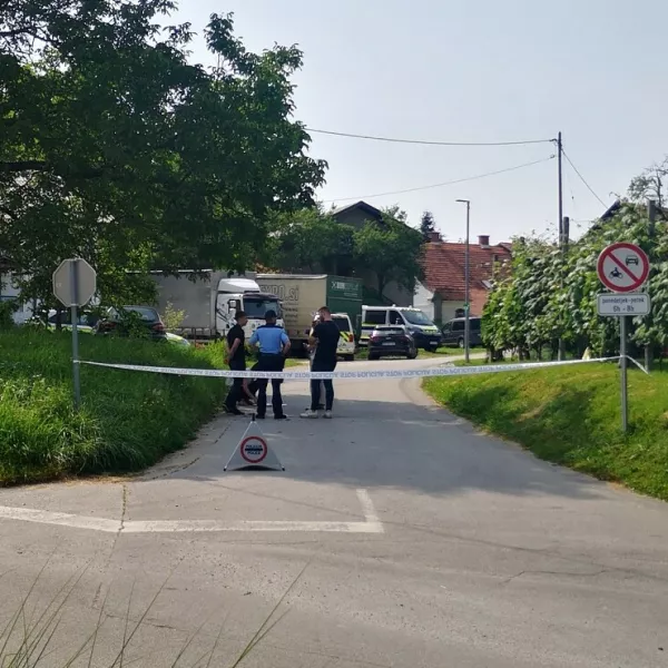 Območje okoli kraja nesrečnega dogodka je policija zaprla s trakom. F Mojca Marot