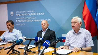 Ljubljana, ministrstvo za javno upravo.Izjava za medije po podpisu stavkovnega sporazuma o nacinu resevanja stavkovnih zahtev upravnih enot.Predsednik Konference sindikata upravnih enot in clan Glavnega odbora SDOS Dragan Stankovic, minister za javno upravo Franc Props in predsednik Sindikata drzavnih organov Slovenije (SDOS) Francisek Verk.