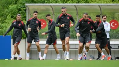 Soccer Football - Euro 2024 - Turkey Training - Barsinghausen, Germany - July 5, 2024 Turkey's Merih Demiral and teammates during training REUTERS/Teresa. Kroeger