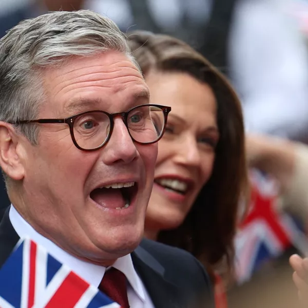 British Prime Minister Keir Starmer and his wife Victoria Starmer react as they greet Labour campaigners and activists at Number 10 Downing Street, following the results of the election, in London, Britain, July 5, 2024. REUTERS/Toby Melville