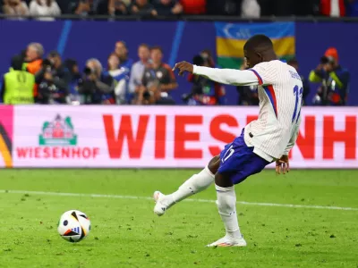 Soccer Football - Euro 2024 - Quarter Final - Portugal v France - Hamburg Volksparkstadion, Hamburg, Germany - July 5, 2024 France's Ousmane Dembele scores a penalty during the penalty shootout REUTERS/Lisi Niesner