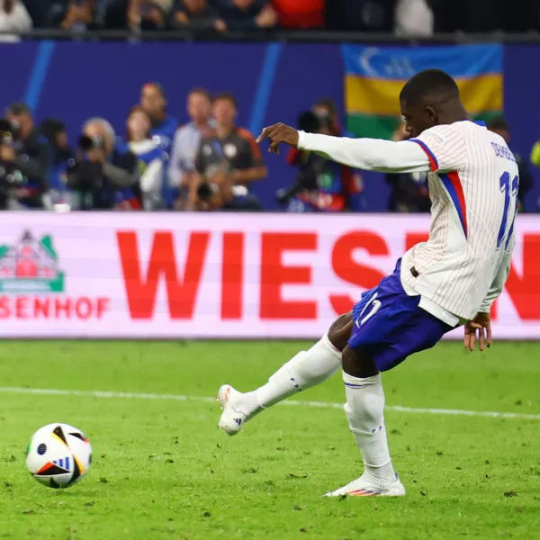 Soccer Football - Euro 2024 - Quarter Final - Portugal v France - Hamburg Volksparkstadion, Hamburg, Germany - July 5, 2024 France's Ousmane Dembele scores a penalty during the penalty shootout REUTERS/Lisi Niesner