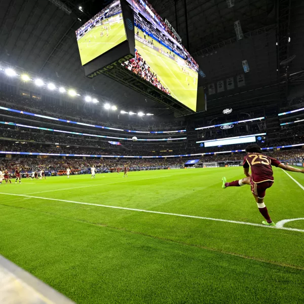 Jul 5, 2024; Arlington, TX, USA; Venezuela forward Eduardo Bello (25) attempts a corner kick against Canada during the second half in the 2024 Copa America quarterfinal at AT&T Stadium. Mandatory Credit: Jerome Miron-USA TODAY Sports