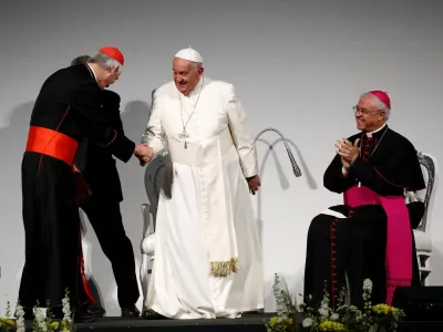 Pope Francis shakes hands with Cardinal Matteo Zuppi on the day of the 50th Social Week of Catholics at the "Generali Convention Center" in Trieste, Italy, July 7, 2024. REUTERS/Alessandro Garofalo