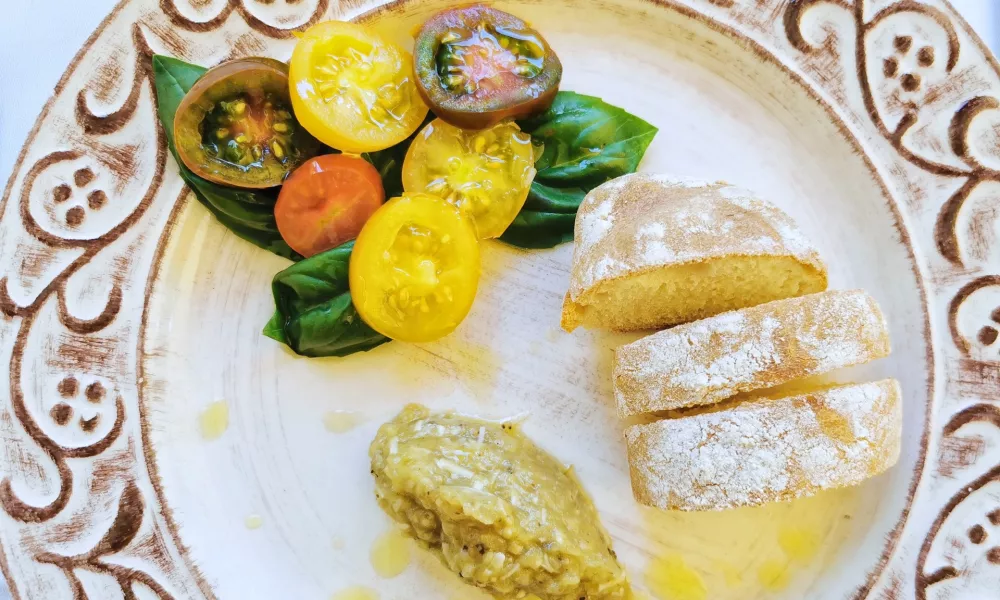 Jajčevci s paradižnikom in kruhom. / Foto: Miha First
