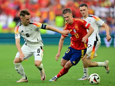 Soccer Football - Euro 2024 - Quarter Final - Spain v Germany - Stuttgart Arena, Stuttgart, Germany - July 5, 2024 Spain's Dani Olmo in action with Germany's Florian Wirtz and Joshua Kimmich REUTERS/Angelika Warmuth