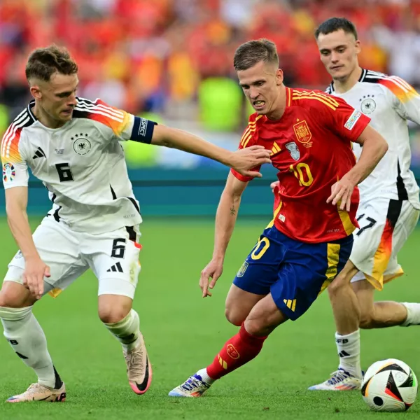 Soccer Football - Euro 2024 - Quarter Final - Spain v Germany - Stuttgart Arena, Stuttgart, Germany - July 5, 2024 Spain's Dani Olmo in action with Germany's Florian Wirtz and Joshua Kimmich REUTERS/Angelika Warmuth