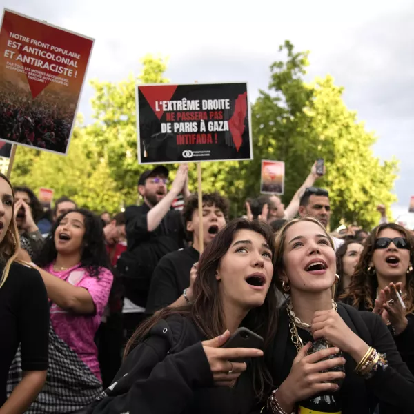 Na Trgu republike v Parizu so številni pričakali rezultate vzporednih volitev in se veselili tega, da tokrat skrajna desnica ni uspela uresničiti napovedi predvolilnih javnomnenjskih raziskav.