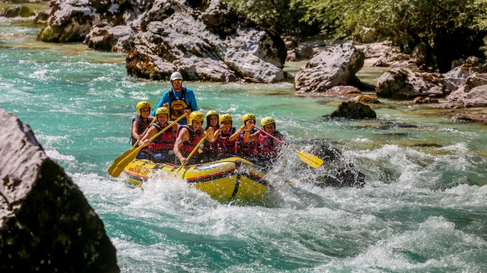 ﻿Rafting na Soči, cilj pri Trnovem ob Soči- Soča rafting Bovec -- 14.08.2016 - Posočje - Poletni Dnevnik - počitniška reportaža - poletno dopustovanje - turizem -     //FOTO: Bojan Velikonja / Foto: Bojan Velikonja