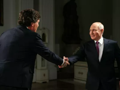 HANDOUT - 09 February 2024, Russia, Moscow: Russian President Vladimir Putin shakes hands with US journalist Tucker Carlson during an interview. Photo: -/Kremilin Pool/dpa - ATTENTION: editorial use only and only if the credit mentioned above is referenced in full