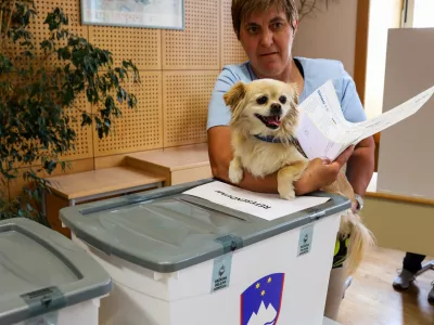 - Volišče OŠ Moste.- 09.06.2024. - Volitve v Evropski parlament in štirje referendumi za preferenčni glas, o Evtanaziji, o rabi marihuane v medicinske namene in za rekreativno uporabo 2024.//FOTO: Bojan Velikonja