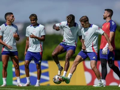 Spain's Nico Williams, center, duels for the balls with his teammate Spain's Fermin Lopez, second right, during a training session ahead of Tuesday's Euro 2024, semifinal soccer match against France in Donaueschingen, Germany, Monday, July 8, 2024. (AP Photo/Manu Fernandez)