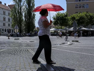 ﻿- senčnik - dežnik - zaščita pred soncem- 17.07.2015 - vremenska slika v Ljubljani - poletje - vročina - vročinski val - visoke temperature - najvišje dnevne temperature do 37 stopinj Celzija -       ///FOTO: Jaka Gasar