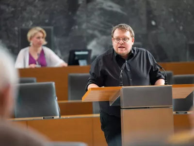 Ljubljana, DZ.Nadaljevanje redne seje DZ, na kateri so obravnavali novelo stanovanjskega zakona, predlog zakona o nujnih ukrepih za izboljsanje kadrovskih in delovnih pogojev ter zmogljivosti pri izvajalcih socialnovarstvenih storitev in dolgotrajne oskrbe ter predlog za razpis posvetovalnega referenduma o noveli zakona o parlamentarni preiskavi.Minister za solidarno prihodnost Simon Maljevac.