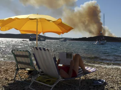 Zadar, 250707.Turisti u Mulinama na otoku Ugljanu promatraju pozar na Rivnju.Pozar RivanjFoto: Vladimir Ivanov / CROPIX