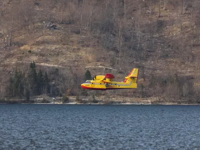 hrvaški canadair, posebno letalo za gašenje požarjev na Bohinjskem jezeru - 29.03.2022 – Preddvor – obsežen požar na pobočju Potoške gore nad Preddvorom v smeri izletniške točke Baba nad krajem Potoče //FOTO: Bojan Velikonja