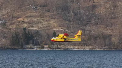 hrvaški canadair, posebno letalo za gašenje požarjev na Bohinjskem jezeru - 29.03.2022 – Preddvor – obsežen požar na pobočju Potoške gore nad Preddvorom v smeri izletniške točke Baba nad krajem Potoče //FOTO: Bojan Velikonja