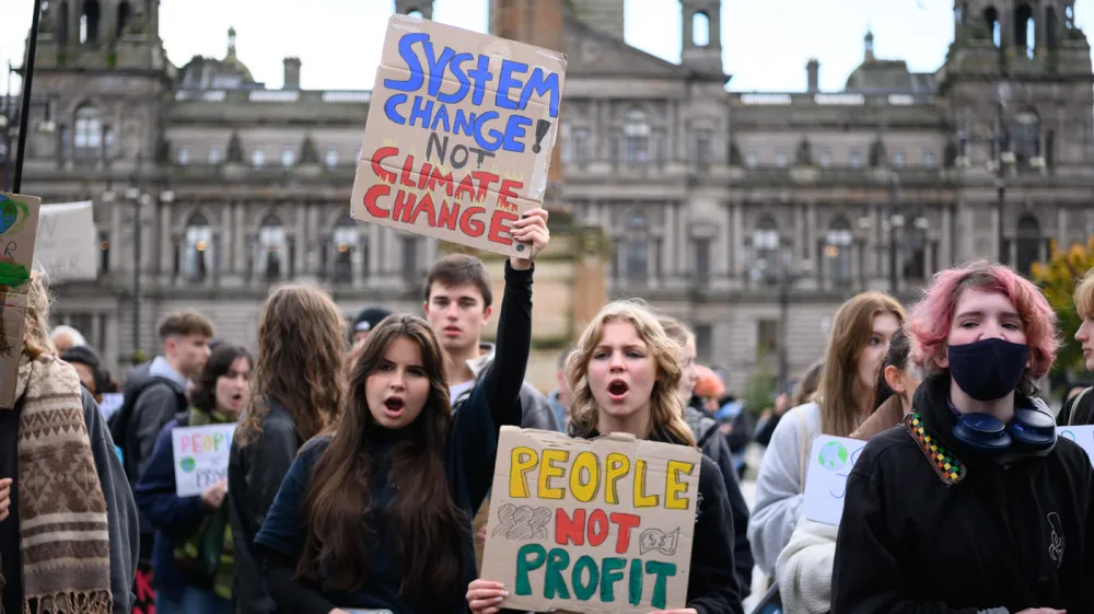 28 October 2022, United Kingdom, Glasgow: Demonstrators take part in the Fridays for Future Scotland march through Glasgow. Photo: John Linton/PA Wire/dpa