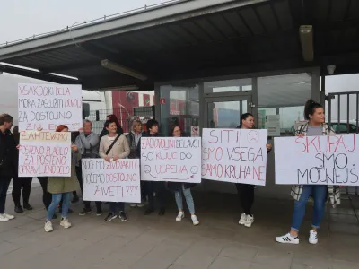 Celje, skladisce Tusa<br>Okrog 100 zaposlenih v Tusu je danes na protestnem shodu zahtevalo visje place in ureditev delovnih razmer.