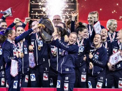 ﻿Handball - EHF Euro Women's Handball Championship Final - France v Norway - Jyske Bank Boxen, Herning, Denmark - December 20, 2020 The Norway team celebrate with the trophy after winning the EHF Euro Women's Handball Championship Ritzau Scanpix via REUTERS/Henning Bagger THIS IMAGE HAS BEEN SUPPLIED BY A THIRD PARTY. IT IS DISTRIBUTED, EXACTLY AS RECEIVED BY REUTERS, AS A SERVICE TO CLIENTS. DENMARK OUT. NO COMMERCIAL OR EDITORIAL SALES IN DENMARK.