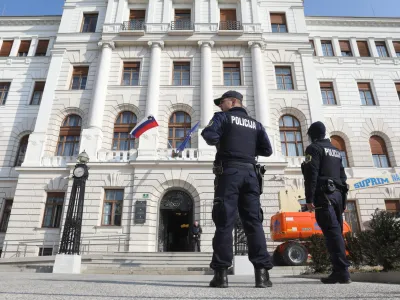 Sodniki specializiranih oddelkov sodišč ne morejo soditi obtožencem, ki se jim očitajo najhujše oblike organiziranega in gospodarskega kriminala, če obtožnice ne vloži specializirano državno tožilstvo. 