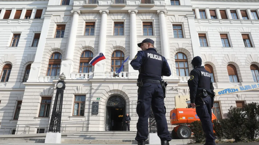 Sodniki specializiranih oddelkov sodišč ne morejo soditi obtožencem, ki se jim očitajo najhujše oblike organiziranega in gospodarskega kriminala, če obtožnice ne vloži specializirano državno tožilstvo. 