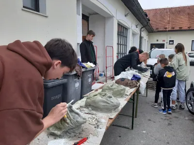 Večina parkeljnov si sama izdela maske in kostume, ki predstavljajo njihov ponos.