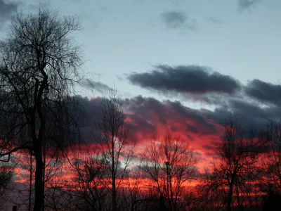 - simbolična fotografija - sončni zahod - rdeče nebo - oblaki - narava - geografija - globalno segrevanje - vianje povprečne temperature zemljinega ozračja - toplogredni plini - onesnaevanje okolja - emisije CO2 - izpuni plini - //FOTO: Toma Skale