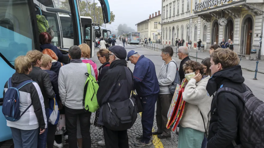 - 07.10.2022 – Avtobusna postaja Ljubljana - zaradi brezplačnih vozovnic za upokojence občasna gneča na avtobusih, ki vozijo proti Obali - - upokojenci - starejši - starostniki - brezplačne vozovnice - //FOTO: Jaka Gasar