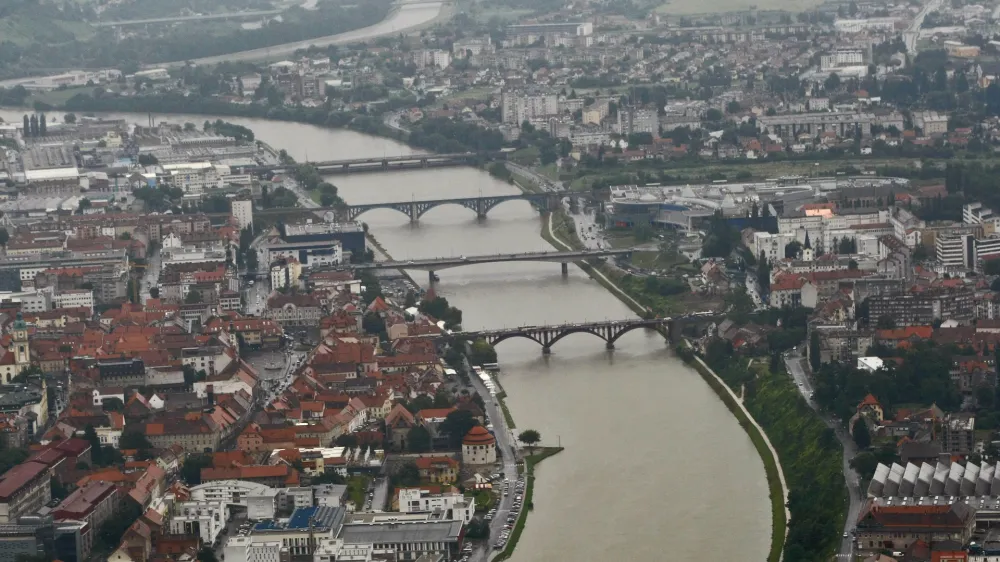 - Motivna fotografija - mesto Maribor- Letalo prirejeno za obrambo proti toči, točaFOTO: JAKA GASAR / NEDELJSKIOPOMBA: SAMO ZA OBJAVO V NEDELJSKEM DNEVNIKU TER EDICIJAH DNEVNIKA