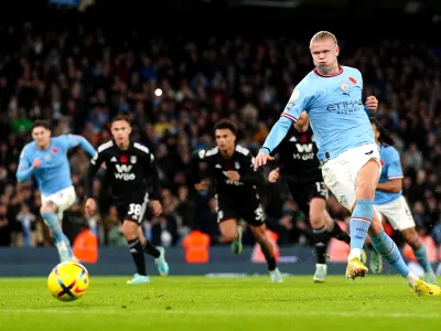 05 November 2022, United Kingdom, Manchester: Manchester City's Erling Haaland scores his side's second goal during the English Premier League soccer match between Manchester City and Fulham at the Etihad Stadium. Photo: Nick Potts/PA Wire/dpa