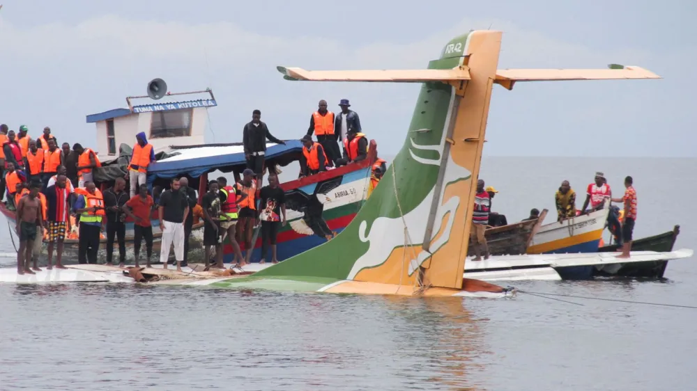 Rescuers attempt to recover the Precision Air passenger plane that crashed into Lake Victoria in Bukoba, Tanzania, November 6, 2022. REUTERS/Stringer NO RESALES. NO ARCHIVES