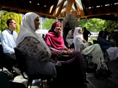 - matere Srebrenice spremljajo sodbo Ratku Mladiću v Haagu - Spominski center Potočari posvečen žrtvam pokola v Srebrenici leta 1995 - <br>      <br><br>- 08.06.2021 – Bosna in Hercegovina (BIH) – Srebrenica -  reportaža ob obsodbi na dosmrtno zaporno kazen nekdanjega vojaškega poveljnika bosanskih Srbov Ratka Mladića v Haagu 08.06.2021 obsojenega genocida ter zločinov proti človečnosti in vojnih zločinov med vojno v BiH med letoma 1992 in 1995.<br>      <br><br>//FOTO: Bojan Velikonja