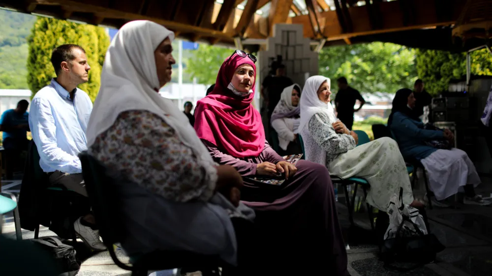 - matere Srebrenice spremljajo sodbo Ratku Mladiću v Haagu - Spominski center Potočari posvečen žrtvam pokola v Srebrenici leta 1995 - <br>      <br><br>- 08.06.2021 – Bosna in Hercegovina (BIH) – Srebrenica -  reportaža ob obsodbi na dosmrtno zaporno kazen nekdanjega vojaškega poveljnika bosanskih Srbov Ratka Mladića v Haagu 08.06.2021 obsojenega genocida ter zločinov proti človečnosti in vojnih zločinov med vojno v BiH med letoma 1992 in 1995.<br>      <br><br>//FOTO: Bojan Velikonja