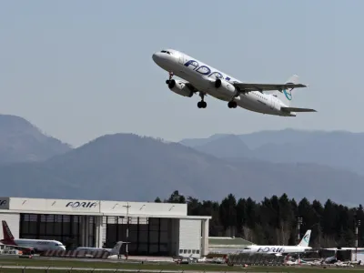 hangar in letalo Airbus A320<br><br><br>- Slovenski letalski prevoznik Adria Airways - Aerodrom Ljubljana - Letališče Jožeta Pučnika Brnik      //FOTO: Luka Cjuha