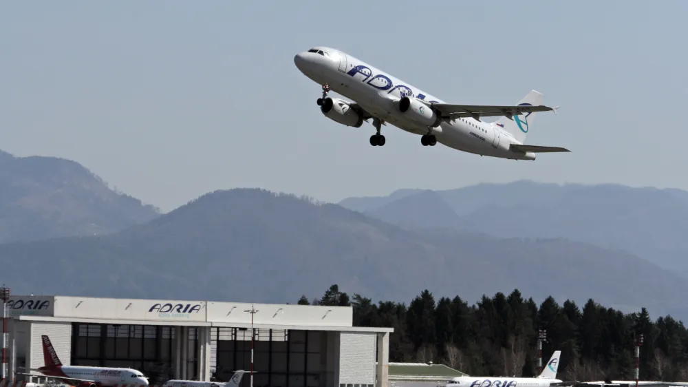 hangar in letalo Airbus A320<br><br><br>- Slovenski letalski prevoznik Adria Airways - Aerodrom Ljubljana - Letališče Jožeta Pučnika Brnik      //FOTO: Luka Cjuha