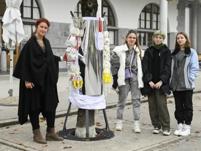 Saša Strnad, idejna vodja projekta oblačenja dreves, si je kreacije ogledala skupaj z avtoricami, dijakinjami Elo Pušnik, Ano Maresić Fink in Hano Krnc.