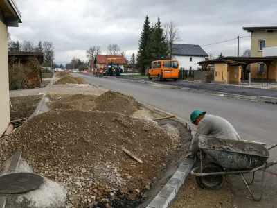 - 09.11.2022 – Prenova ceste v naselju Črna vas - zaprta cesta na odseku od Ižanske ceste do Brglezovega štradona – ureditev vodovoda, kanalizacije, plinovoda, električne in telekomunikacijske napeljave, javne razsvetljave, pločnika, kolesarske steze in vozišča //FOTO: Luka Cjuha