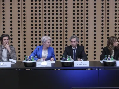 Minister za delo, družino in socialne zadeve Luka Mesec (Levica), predsednica DZ Urška Klakočar Zupančič (GS) in predsednik vlade Robert Golob na srečanju koalicijskih partnerjev Gibanje Svoboda, SD in Levica. Foto: Jaka Gasar