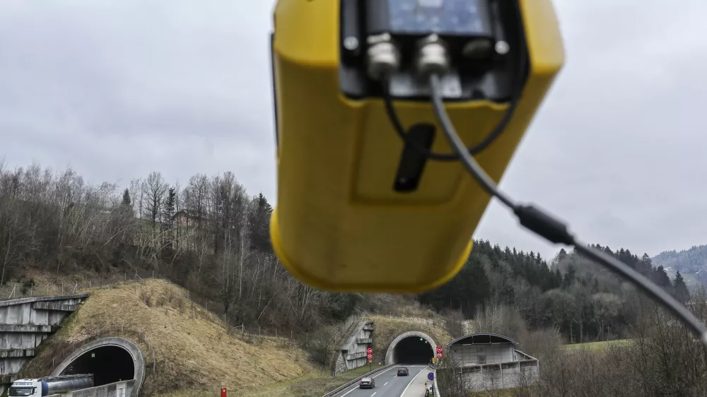 ﻿- sektorska kamera pred predorom Trojane - Dars v sodelovanju s policijo uvaja pilotni projekt sektorskega merjenja povprečnih hitrosti vožnje na petkilometrskem odseku trojanskih predorov. - 16.03.2016 - Družba za avtoceste v Republiki Sloveniji (DARS) - Trojane - štajerska avtocesta - sektorsko merjenje hitrosti prehitrih voznikov na avtocesti prek Trojan - //FOTO: Jaka Gasar