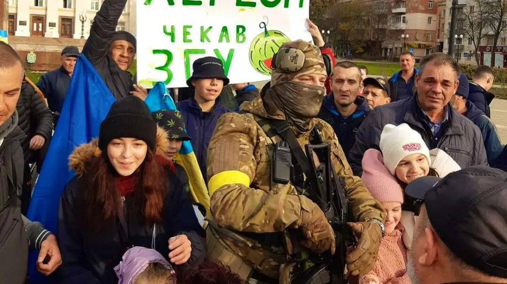 Meščani Hersona so po umiku Rusov z ukrajinskimi vojaki na osrednjem trgu proslavili konec okupacije svojega mesta. Foto: twitter, @ukrainiansquad